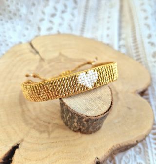 ✨ Záplava zlaté s akcentem bílého srdíčka pro čistou mysl. ✨ #naramky #miyuki #miyukibeads #handmade #ceskaznacka...