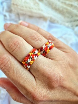 🍁 Vidím, že to není moc poznat... Ten prstýnek na prostředníčku je laděn do zlaté a ten na prsteníčku do stříbrné. Jestli...